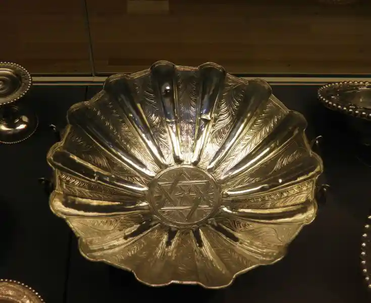 Fluted bowl with an interwoven six-pointed star. 4th Century AD